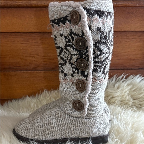 Muk Luks Tan/ Brown Cozy Knit Button Fleece Lined Rubber Sole Slippers Boots - Picture 2 of 4